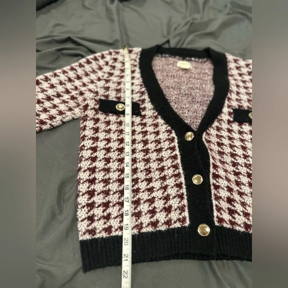 Maeve Sz: M Anthropologie sweater Maroon White Houndstooth Vneck Cardigan.